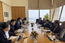 Le ministre vietnamien de l’Industrie et du Commerce Le Manh Hung travaille avec les dirigeants du groupe Essar. Photo : VNA