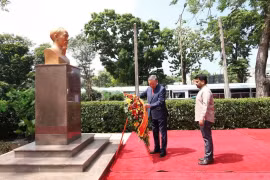 Le secrétaire général du Parti et président vietnamien, To Lam, et le président sri-lankais Anura Kumara Dissanayake déposent des fleurs à la statue du Président Ho Chi Minh, à Colombo, le 8 mai. Photo: dangcongsan.org.vn
