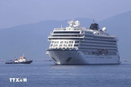 Le navire de croisière international Ms Viking Yidun entre dans la baie de Cam Ranh. Photo : VNA