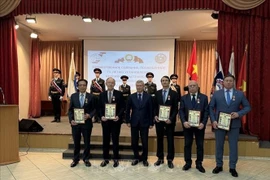 L'Association d'amitié Russie-Vietnam remet des certificats d'honneur à des personnes ayant apporté de nombreuses contributions aux relations bilatérales. Photo : VNA