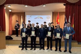 L'Association d'amitié Russie-Vietnam remet des certificats d'honneur à des personnes ayant apporté de nombreuses contributions aux relations bilatérales. Photo : VNA