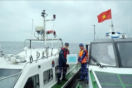 Les garde-côtes vietnamiens et chinois effectuent une patrouille conjointe dans les eaux du golfe du Bac Bo. Photo : VNA