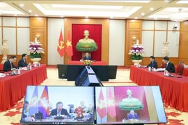 Le secrétaire général du Comité central du Parti communiste du Vietnam, Tô Lâm, s'entretient par téléphone avec le président du Parti du peuple cambodgien, Hun Sen. Photo : VNA