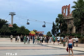 Des touristes visitent et empruntent le téléphérique Hon Thom à Phu Quoc. Photo : VNA
