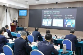 La délégation vietnamienne visite le modèle de tribunal intelligent (utilisant l'IA pour soutenir les procès) au Tribunal populaire intermédiairede Shenzhen, province du Guangdong (Chine). Photo : VNA