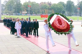 Le secrétaire général du Comité central du Parti communiste chinois et président chinois, Xi Jinping et une haute délégation chinoise rendent hommage au Président Hô Chi Minh en son mausolée à Hanoï. Photo : VNA