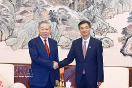 Le secrétaire général du Parti et président vietnamien, To Lam (gauche) et Chen Gang, secrétaire du Comité du Parti et président du Comité permanent de l’Assemblée populaire de la région autonome Zhuang du Guangxi. Photo : VNA