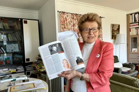 La Sénatrice honorée Hélène Luc présente sa collection de documents sur le Président Hô Chi Minh. Photo : VNA