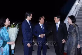 Le président Luong Cuong, son épouse et une délégation vietnamienne de haut rang les accompagnant sont arrivés le 21 septembre (heure locale) à l’aéroport international J.F. Kennedy, New York, pour participer à la Semaine de haut niveau de l’Assemblée nationale des Nations unies. Photo : VNA