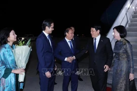 Le président Luong Cuong, son épouse et une délégation vietnamienne de haut rang les accompagnant sont arrivés le 21 septembre (heure locale) à l’aéroport international J.F. Kennedy, New York, pour participer à la Semaine de haut niveau de l’Assemblée nationale des Nations unies. Photo : VNA