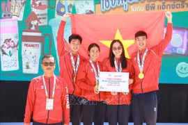 Le quatuor composé de Nguyen Huy Hoang, Vo Thi My Tien, Nguyen Kha Nhi et Mai Tran Tuan Anh. Photo : VNA