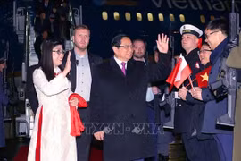 Le Premier ministre Pham Minh Chinh, son épouse Le Thi Bich Tran et une délégation vietnamienne les accompagnant sont arrivés le 15 janvier (heure locale) à l'aéroport Frédéric Chopin à Varsovie. Photo : VNA