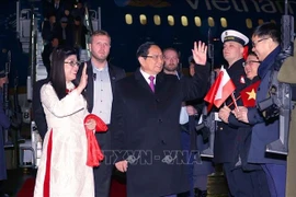 Le Premier ministre Pham Minh Chinh, son épouse Le Thi Bich Tran et une délégation vietnamienne les accompagnant sont arrivés le 15 janvier (heure locale) à l'aéroport Frédéric Chopin à Varsovie. Photo : VNA