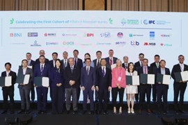 Des représentants des banques vietnamiennes prennent une photo avec le groupe des premières banques commerciales à l’Alliance pour les banques commerciales vertes. Photo : VNA