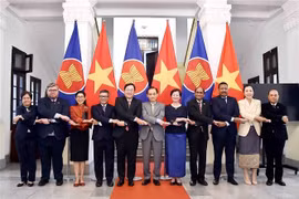 Lê Hoai Trung, ministre par intérim des Affaires étrangères, a reçu, le 11 septembre à Hanoï, les ambassadeurs et chargés d’affaires des pays de l’ASEAN ainsi que du Timor-Leste à Hanoï, venus lui présenter leurs félicitations à l’occasion de sa récente prise de fonction. Photo : VNA