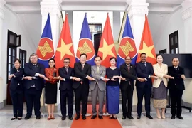 Lê Hoai Trung, ministre par intérim des Affaires étrangères, a reçu, le 11 septembre à Hanoï, les ambassadeurs et chargés d’affaires des pays de l’ASEAN ainsi que du Timor-Leste à Hanoï, venus lui présenter leurs félicitations à l’occasion de sa récente prise de fonction. Photo : VNA