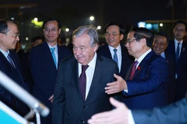 Le Premier ministre Pham Minh Chinh invite le Secrétaire général des Nations Unies, António Guterres, à monter l'avion et à quitter Hanoï pour le 47e Sommet de l'ASEAN en Malaisie. Photo : VNA