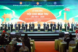 Dans la soirée du 25 octobre, la première Foire d’Automne 2025 a été ouverte au Centre d’exposition du Vietnam (VEC) à Đong Anh, Hanoï. Photo : VNA