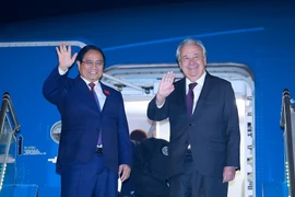Le Premier ministre Pham Minh Chinh (gauche) et le secrétaire général des Nations Unies, António Guterres, quittent Hanoï pour la Malaisie. Photo : VNA