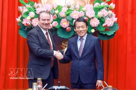 Le général Lương Tam Quang, ministre vietnamien de la Sécurité publique (droite) et le vice-représentant américain au Commerce, Rick Switzer, à Hanoï. Photo : VNA