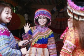 Des costumes ethniques sont attirés des touristes. Photo : baotintuc 