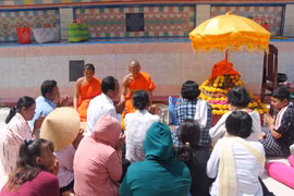 Des moines et bouddhistes d'un village organisent une cérémonie pour prier pour leurs ancêtres lors du Nouvel An Chol Chnam Thmay. Photo : VNA