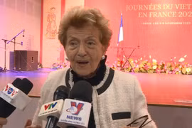 Madame Hélène Luc accorde une interview à la presse vietnamienne en France. Photo : VNA