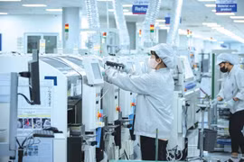 De nombreuses entreprises étrangères considèrent le Vietnam comme une destination stratégique incontournable pour l’expansion de leur production. Photo : VNA 