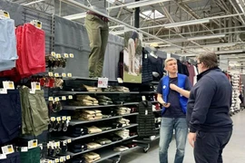 Présentation des vêtements de sport « Made in Vietnam » aux clients français. Photo : VNA