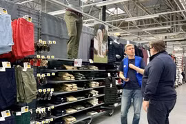 Présentation des vêtements de sport « Made in Vietnam » aux clients français. Photo : VNA