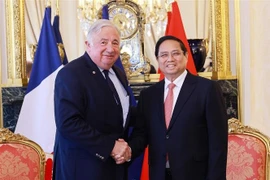 Le Premier ministre Pham Minh Chinh (droite) et le président du Sénat français, Gérard Larcher à Paris. Photo : VNA