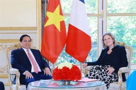 Le Premier ministre Pham Minh Chinh et la présidente de l'Assemblée nationale française Yaël Braun-Pivet, à Paris. Photo : VNA