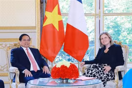 Le Premier ministre Pham Minh Chinh et la présidente de l'Assemblée nationale française Yaël Braun-Pivet, à Paris. Photo : VNA