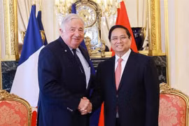 Le Premier ministre Pham Minh Chinh (droite) et le président du Sénat français, Gérard Larcher à Paris. Photo : VNA