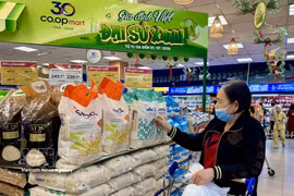 Des gens font leurs achats dans le supermarché Co.opmart Ly Thuong Kiet, à Ho Chi Minh-Ville. Photo : VNA