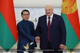 L’ambassadeur du Vietnam en Biélorussie, Nguyên Van Trung et le président biélorusse, Alexandre Loukachenko à Minks. Photo : VNA