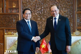 Le Premier ministre vietnamien Pham Minh Chinh rencontre son homologue malaisien Anwar Ibrahim en Malaisie. Photo : VNA