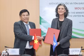 Le vice-ministre des Affaires ethniques et religieuses, Y Thông et Mme Ramla Khalidi, représentante résidente du PNUD au Vietnam signent le protocole d'accord. Photo : VNA
