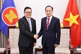 Le Hoai Trung (droite), membre du Comité central du Parti et ministre des Affaires étrangères, a reçu Kao Kim Hourn, secrétaire général de l’ASEAN, à l’occasion de la participation de ce dernier à la 6ᵉ Conférence des ministres de l’ASEAN chargés du numérique. Photo : VNA