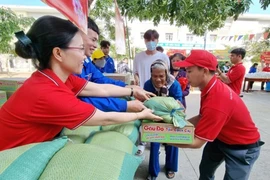 La Croix-rouge de la province de Ninh Thuan soutient des personnes en difficulté. Photo : VNA