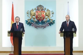 Le secrétaire général du Parti To Lam (gauche) et le président bulgare Rumen Radev rencontrent à Sofia la presse pour annoncer les résultats de leur entretien. Photo : VNA