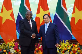 Le Premier ministre Pham Minh Chinh (droite) et le président de la République d’Afrique du Sud, Matamela Cyril Ramaphosa, à Hanoï. Photo : VNA
