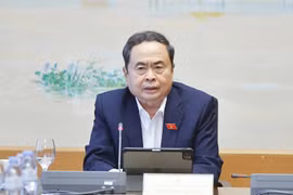Le président de l’Assemblée nationale, Tran Thanh Man, en débat en groupe. Photo : VNA