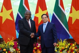 Le Premier ministre Pham Minh Chinh (droite) et le président de la République d’Afrique du Sud, Matamela Cyril Ramaphosa, à Hanoï. Photo : VNA