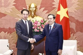 Le président de l'Assemblée nationale du Vietnam Tran Thanh Man (droite) a reçu le 9 janvier à Hanoï l’ambassadeur de Chine au Vietnam, He Wei. Photo : VNA