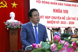 Nguyen Khac Toan élu président du Comité populaire de la ville de Huê. Photo : VNA