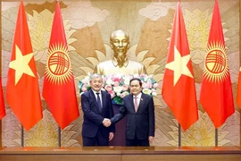 Le président de l'Assemblée nationale du Vietnam, Tran Thanh Man (droite) et le Premier ministre de la République du Kirghizistan, Adylbek Kasymaliev. Photo : VNA