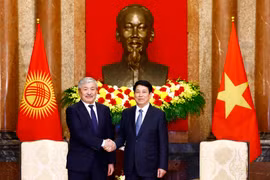 Le président Luong Cuong (droite) et le Premier ministre de la République du Kirghizistan, Adylbek Kasymaliev. Photo : VNA