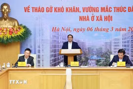 Le Premier ministre Pham Minh Chinh préside le 6 mars à Hanoï la Conférence nationale en ligne sur le règlement des difficultés et des obstacles et la promotion du développement de logements sociaux. Photo : VNA