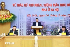 Le Premier ministre Pham Minh Chinh préside le 6 mars à Hanoï la Conférence nationale en ligne sur le règlement des difficultés et des obstacles et la promotion du développement de logements sociaux. Photo : VNA